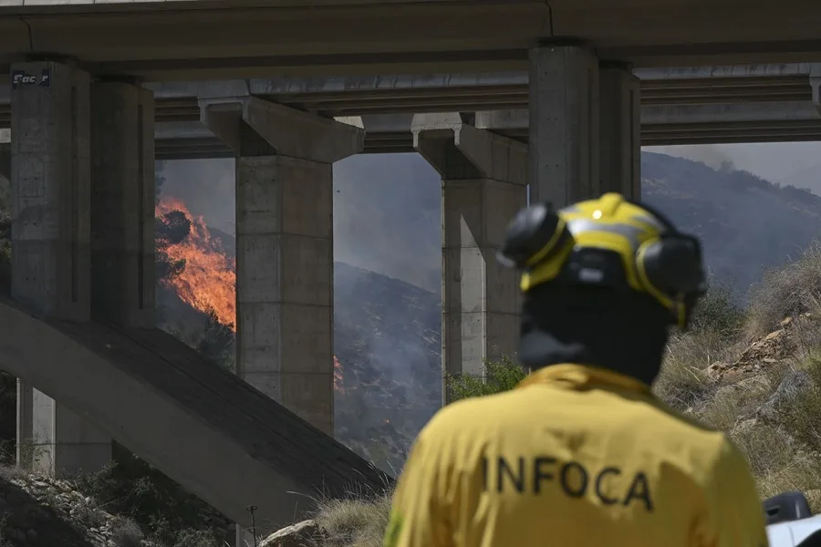 Incendio de Almería: 12 personas fallecidas y 24 no localizadas en una jornada de búsqueda y luto - EFE