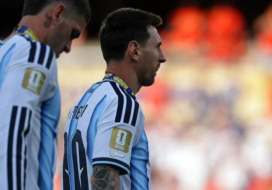 Lionel Messi regresa a Argentina en un avión privado, sin contacto con aficionados - EFE