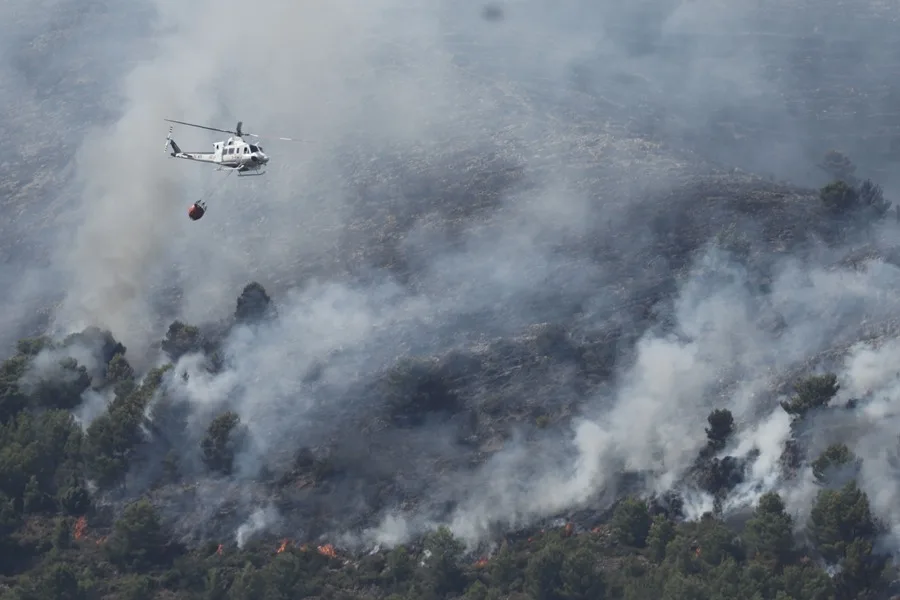 El incendio de Vall d’Uixò (Castellón) deja 15.000 desalojados en 15 municipios y sigue descontrolado