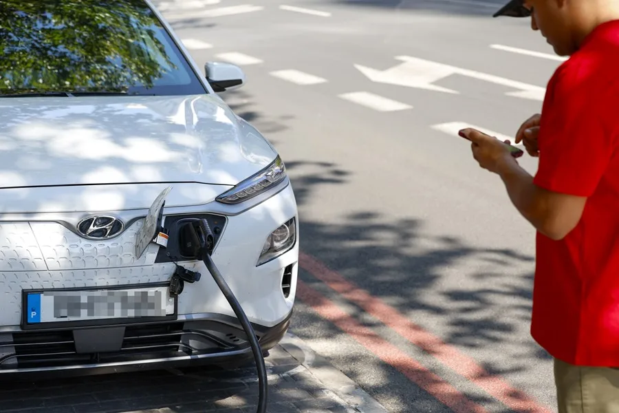 Los particulares podrán solicitar las ayudas para la compra de vehículos eléctricos del programa Auto + desde este martes - EFE