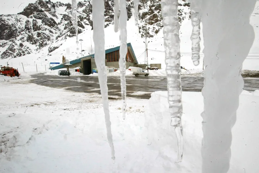 Chile mantiene cerrado su paso clave con Argentina por la nieve