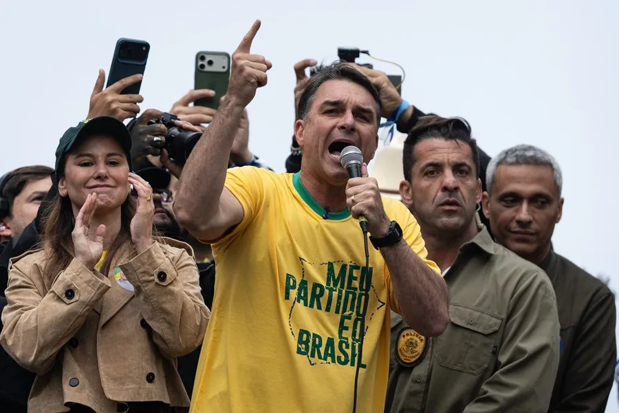 Photo: efe.com Flávio Bolsonaro Investigated Over 'Dark Horse' Movie Financing Corruption