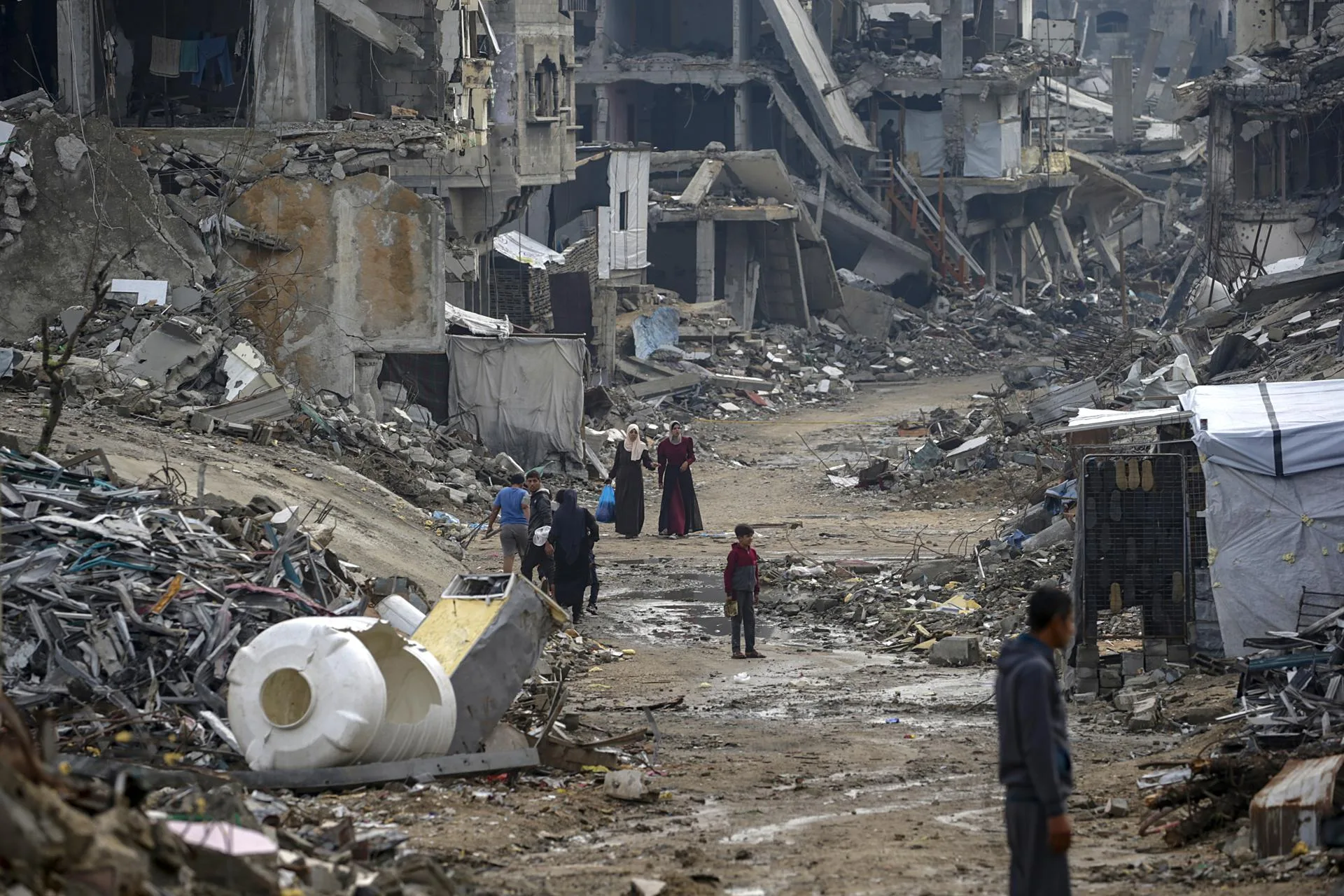 Photo: efe.com UN Warns Gaza Rubble Removal Risks Destroying War Crimes Evidence