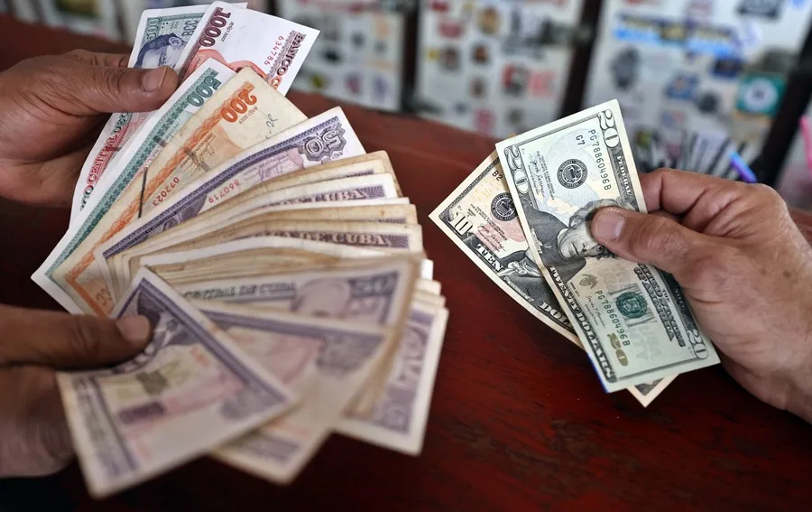 El dólar vuelve a marcar un récord en el mercado informal en Cuba al alcanzar los 800 pesos - EFE