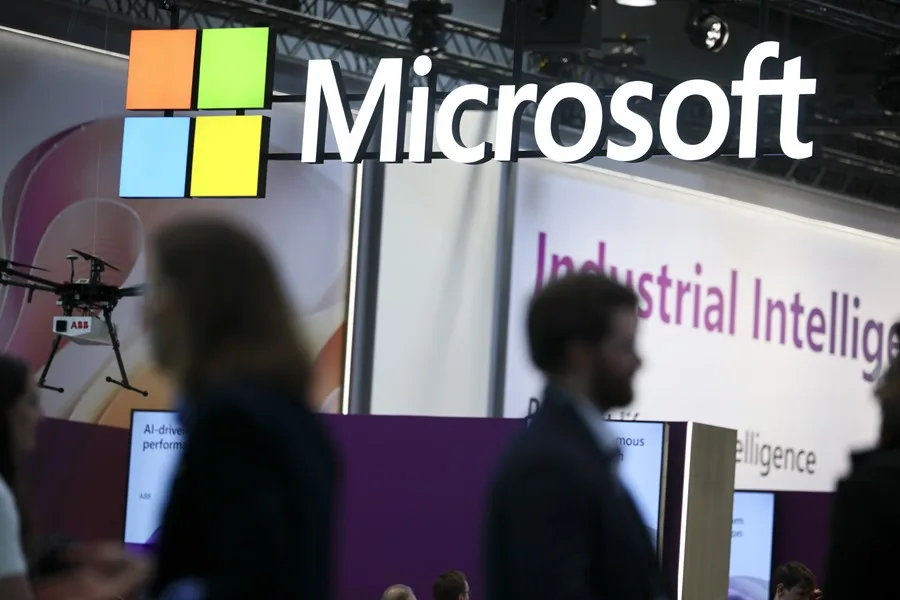 Fotografía de archivo del logotipo de Microsoft en un estand durante la Feria de Hannover 2026 (Alemania). EFE/ EPA/ Hannibal Hanschke